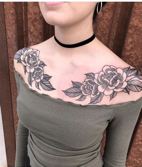 tatuajes en el pecho pequeos para mujeres|Los mejores tatuajes en el pecho para mujer 